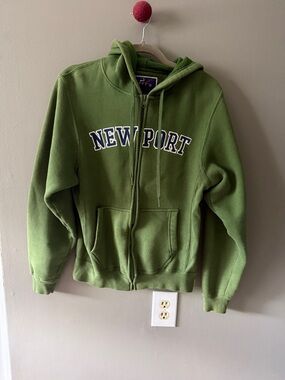 Comfortable and Adorable Cuffy’s Newport, RI- size Small Green Zip-Up Hoodie